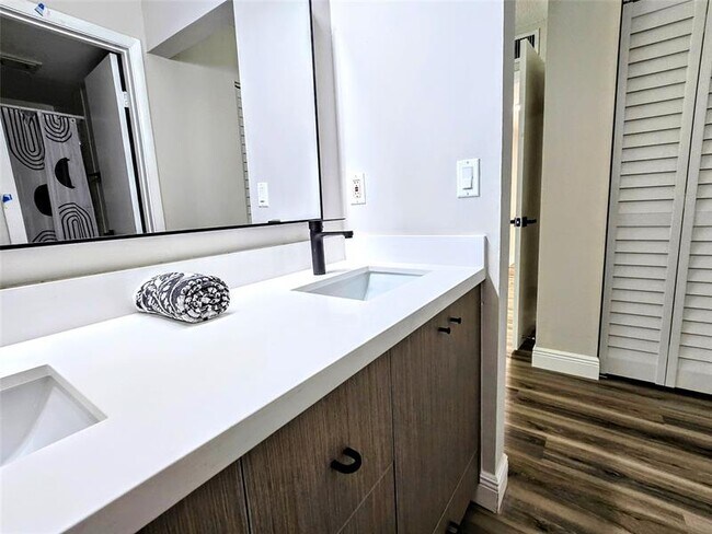 Building Photo - 1101 River Reach Dr