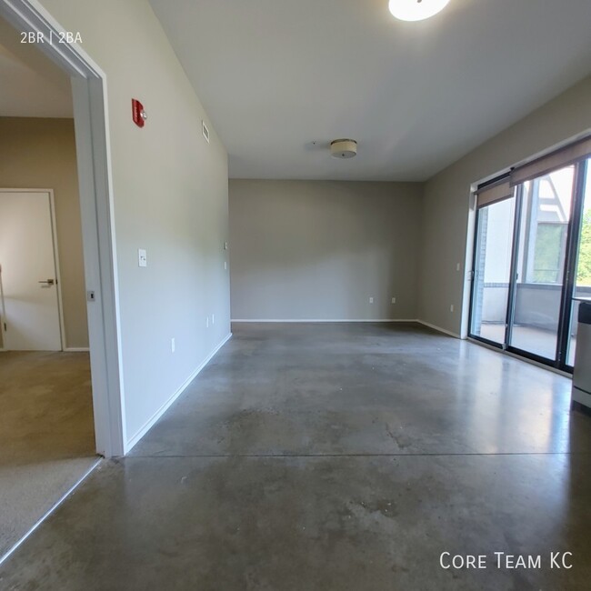 Building Photo - Two bedroom with large patio in Midtown!