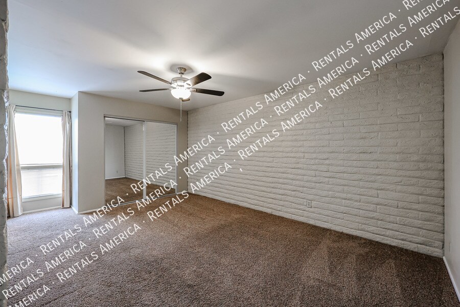 Building Photo - 4820 N Woodmere Fairway
