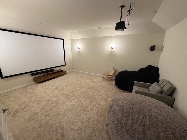 Building Photo - Room in House on Regatta Trl