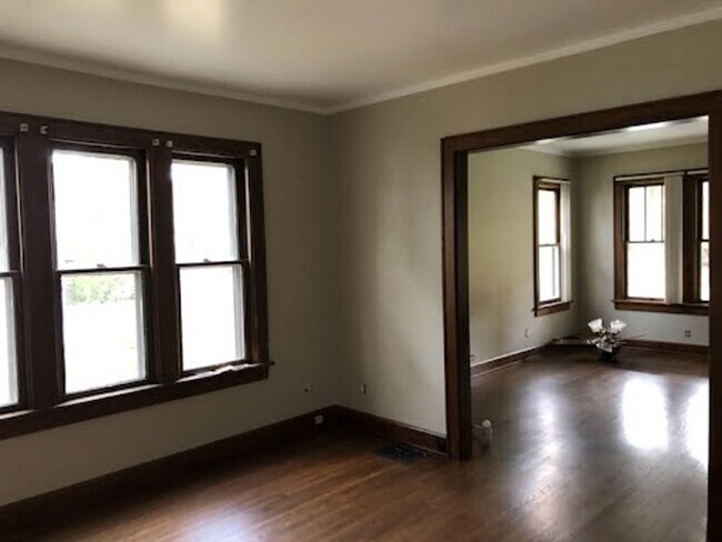 Building Photo - 833 College Ave