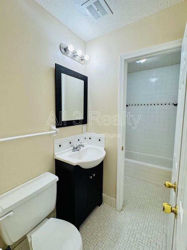 Building Photo - 641 Groveland Dr