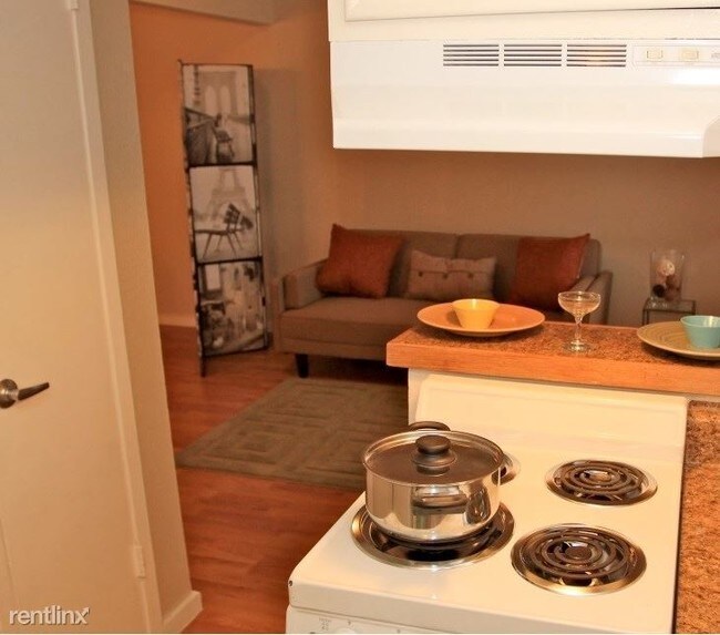 Building Photo - 2504 Manor Rd