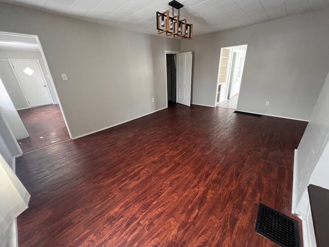 Building Photo - Spacious Home - 3 Bedroom 1 Bath - New Bri...