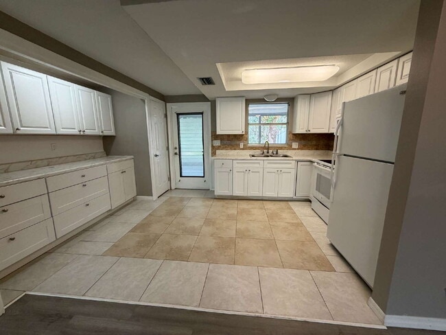 Building Photo - "Charming 2-Bedroom Duplex Retreat in New Port Richey - Perfect for Cozy Living!"