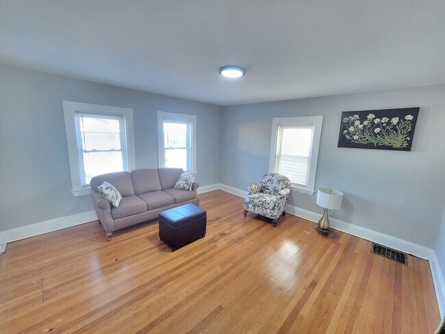 Building Photo - 994 River St