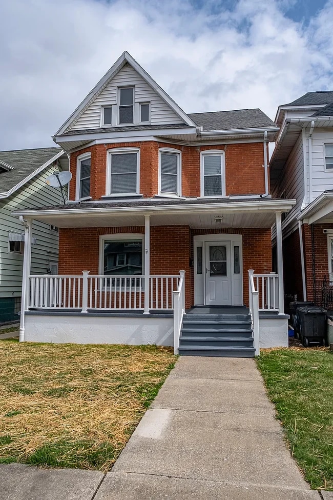 Building Photo - 910 Broadway