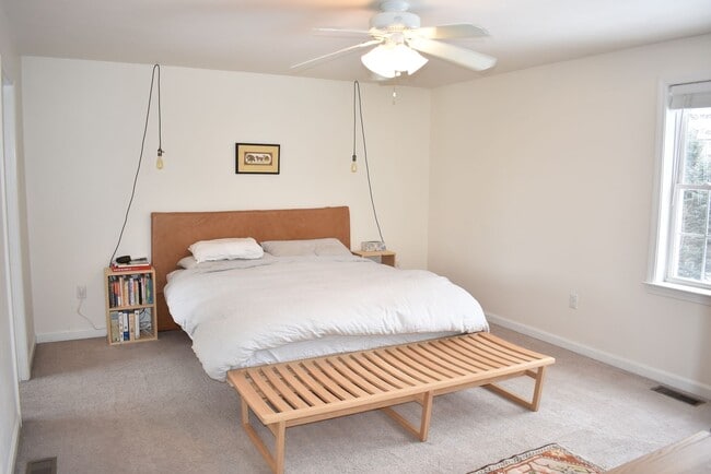 Building Photo - 4 Bed, 2.5 Bath House