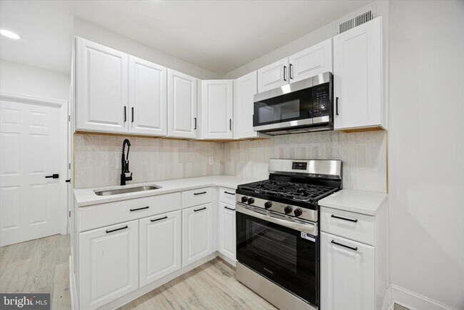 Building Photo - 3241 N Etting St