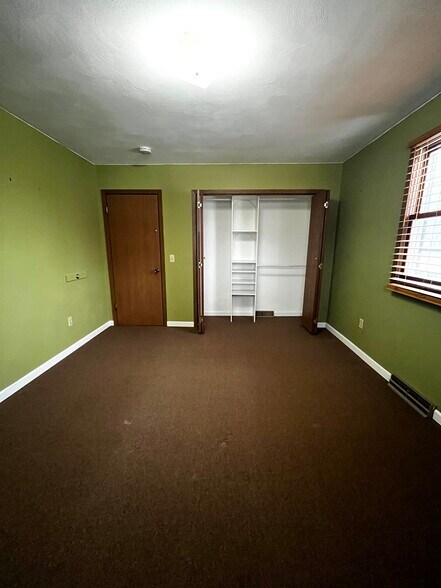 Building Photo - 817 N Rogers Ave