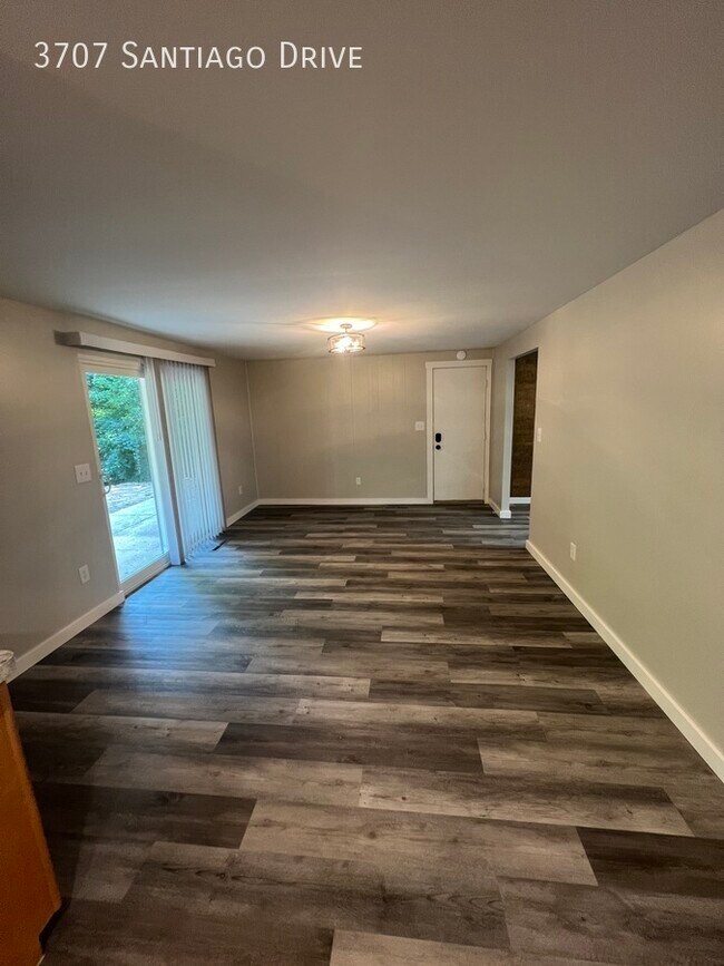 Building Photo - 3707 Santiago Dr