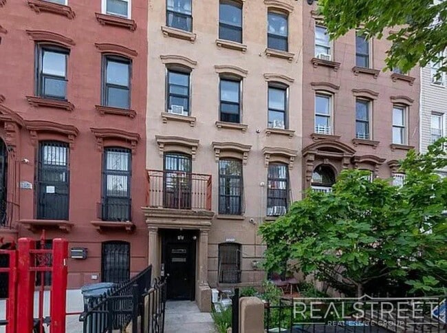 Building Photo - No Fee – 4 Bed / 1.5 Bath with Private Bac...