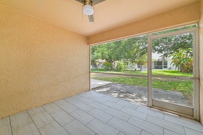Building Photo - ** Rarely Available  ~ 3/2 Duplex W/ 2 Car Garage ~ Updated **