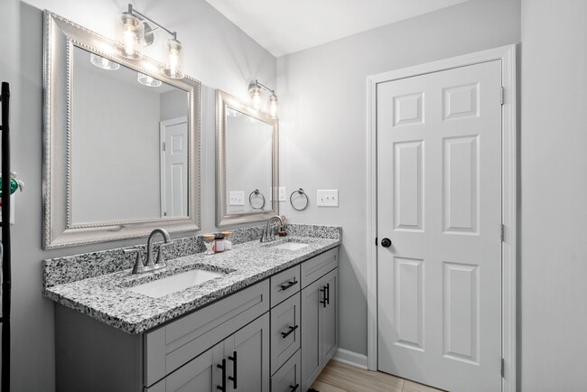 Building Photo - 418 Oak St