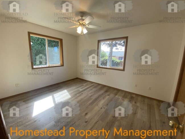 Building Photo - 545