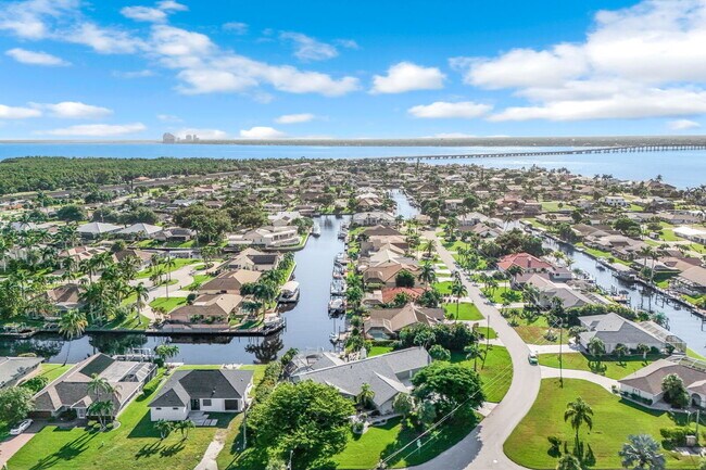 Building Photo - Furnished 4BR Waterfront Pool Home in Cape...