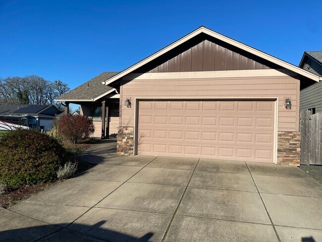 Building Photo - Dont miss out on this charming four bedroom home!