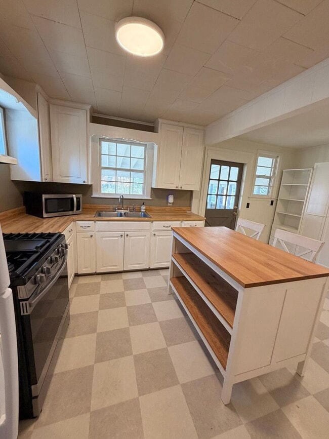 Building Photo - 3/1 House in Celanese $1,495