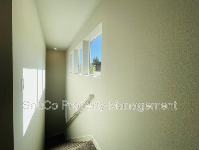 Building Photo - 6473 SE Genrosa St