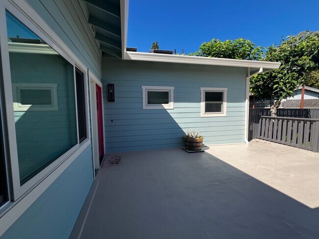 Building Photo - Remodeled Single Story 3 Bedroom/2 Bathroo...