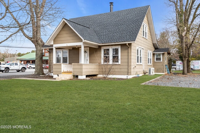 Building Photo - 2061 Lakewood Rd