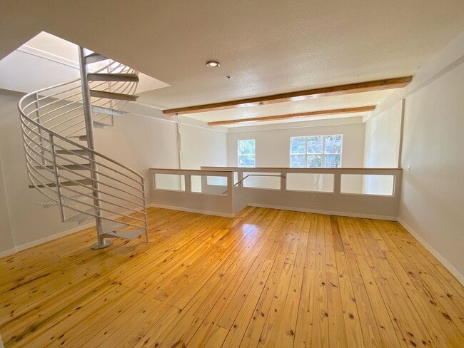 Building Photo - Stunning and Unique Luxury Town Home for R...