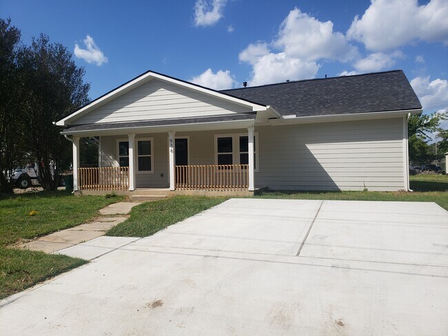 Double wide driveway parking - 936 W Austin St