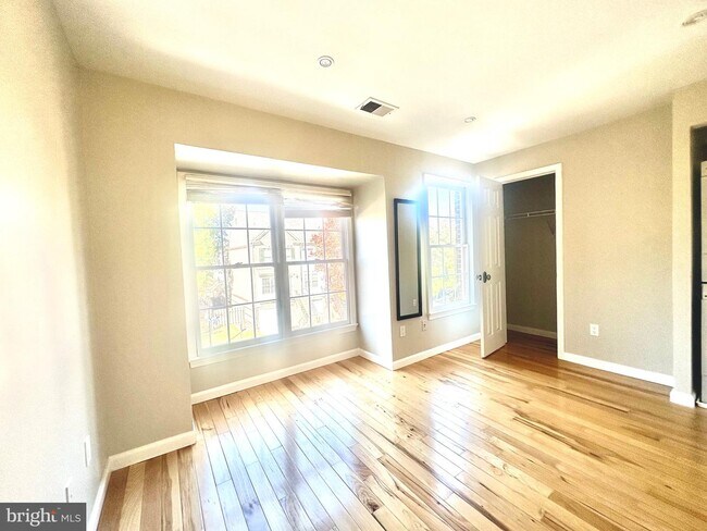 Building Photo - 7819 Colonial Springs Blvd