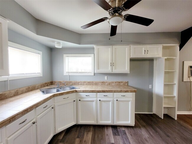 Building Photo - 15590 Magnolia Park