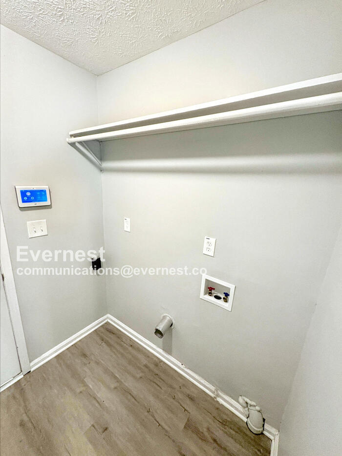 Building Photo - 8572 Glenwoods Dr