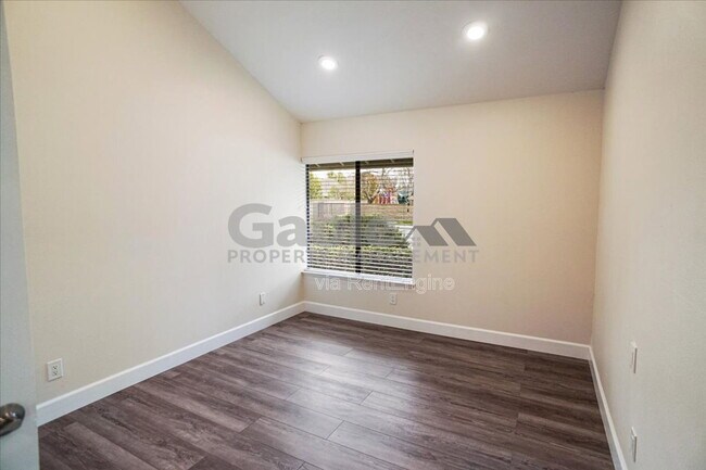 Building Photo - 23922 Avenida Entrana