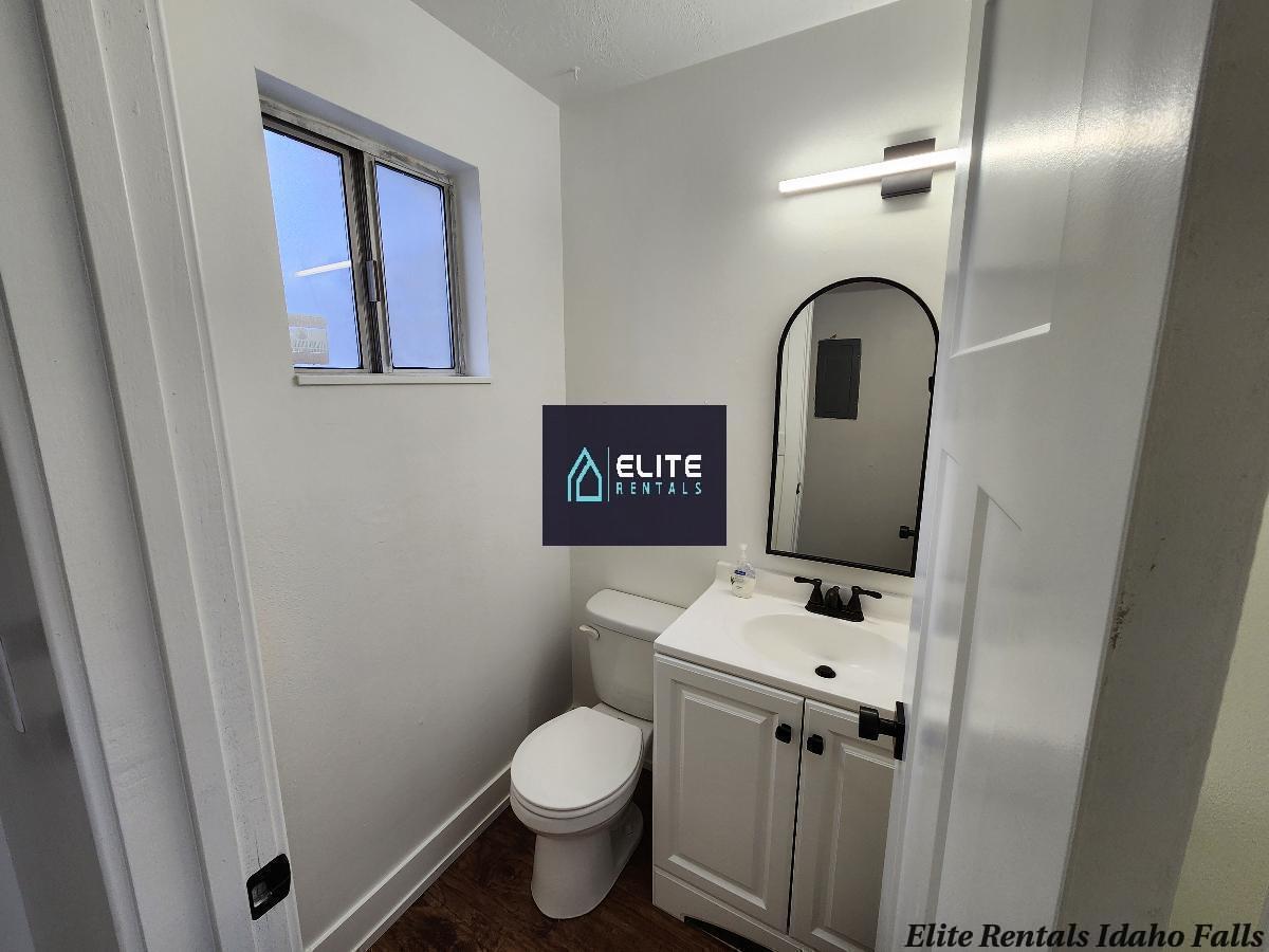 Building Photo - 1528 Falcon Dr
