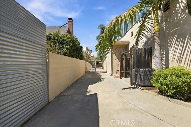 Building Photo - 642 N Crescent Heights Blvd