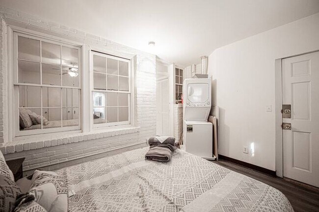 Building Photo - Cozy