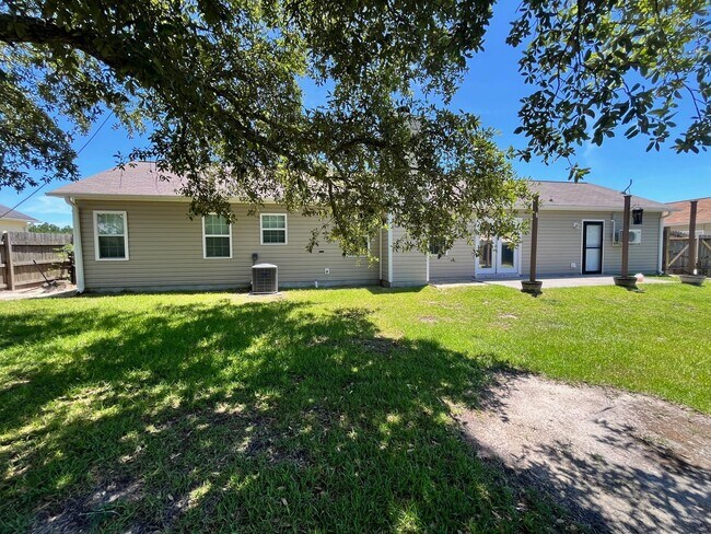 Building Photo - Great home avail in Hubert!  Mini split AC in garage perfect for personal gym!