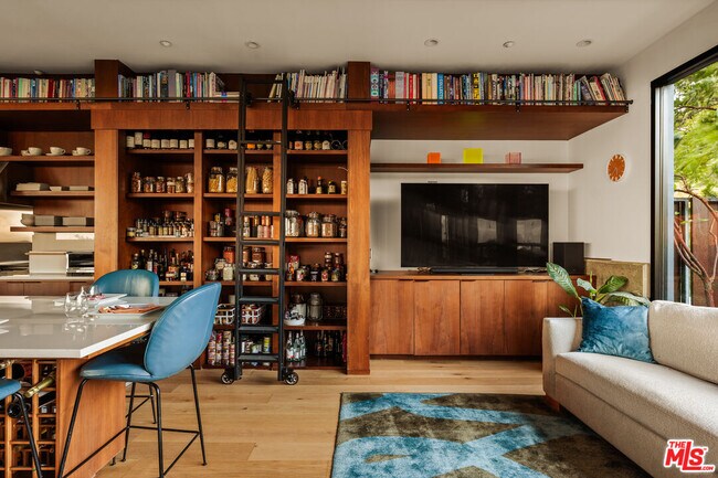 Building Photo - 1406 1/2 N Kenter Ave