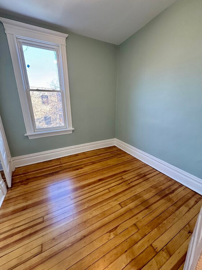 Building Photo - 1331 N Maplewood Ave