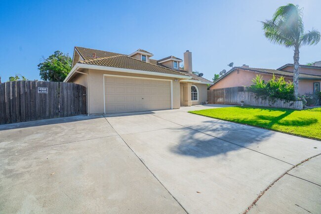 Building Photo - BEAUTIFUL 4 BEDROOM HOME WITH SWIMMING POOL!