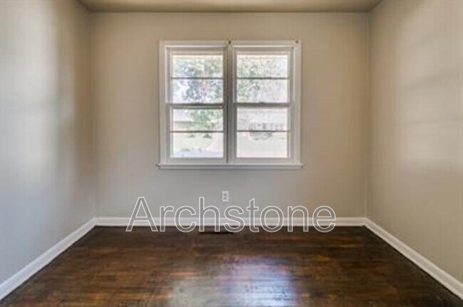 Building Photo - 724 General Senter Dr