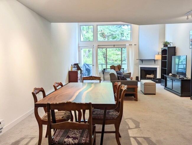 Building Photo - Stunning Sand Point Condo with Loft and Ba...