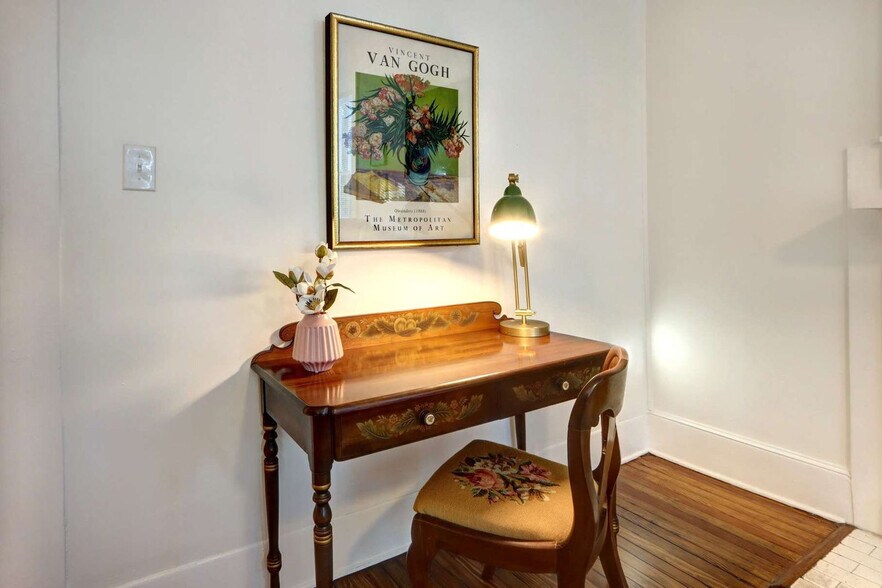 Building Photo - 306 E Victory Dr