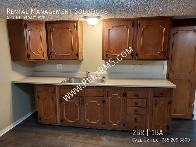 Building Photo - 421 NE Strait Ave