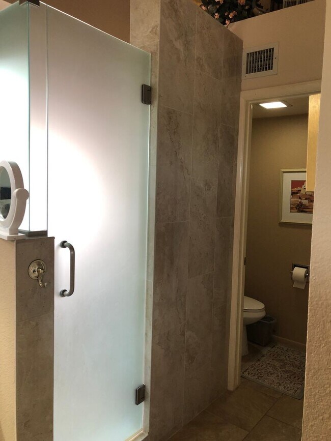 Building Photo - Welcome to this charming 2-bedroom, 2-bathroom home located in the desirable Leisure World a 45+ ...