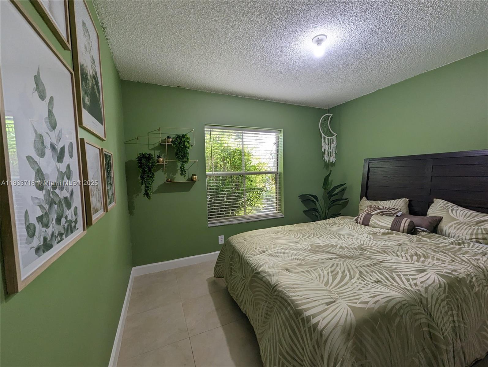 Building Photo - 216 E Bayridge Dr
