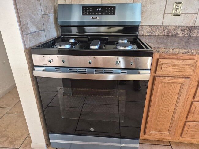 Building Photo - 4- Bedroom 1.5 bath home with over 1400sqft of living space!!