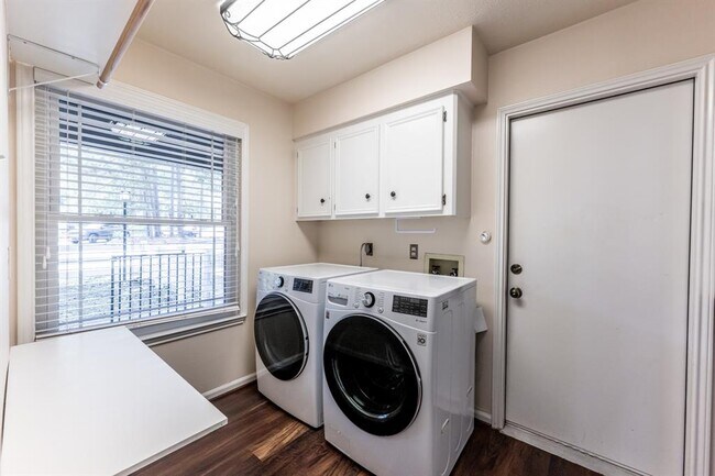 Building Photo - 1006 Amesbury Ct