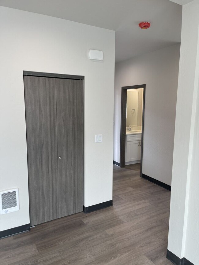Building Photo - Stunning 3-Bed, 2.5-Bath 3-Level Townhomes in Deer Park, Townhomes Available September 10th!