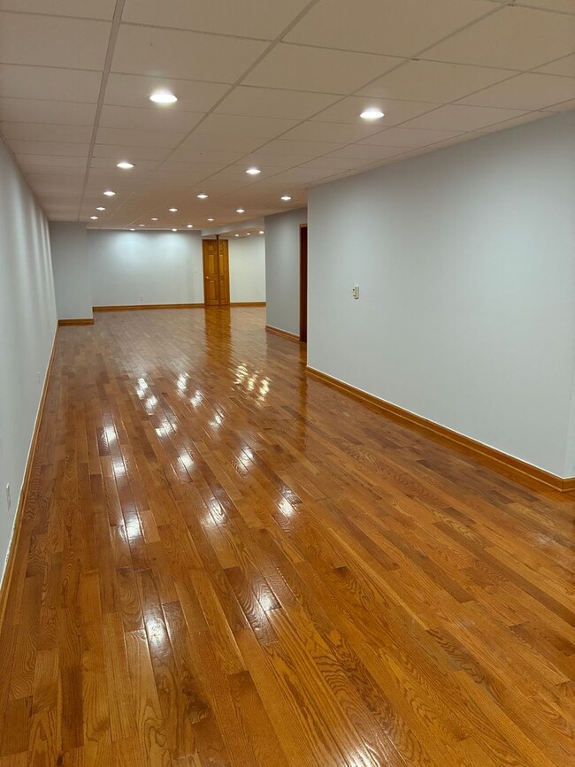 Building Photo - Magnificent 5-Bedroom Private Estate in Bu...