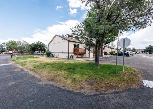 Building Photo - Lovely End Unit 2 Bed Condo, Centrally Located