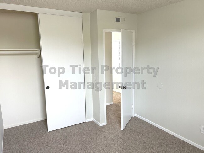 Building Photo - ***Beautiful 3 bed / 2.5 bath House in a N...